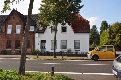 Sanierte helle Wohnung im Obergeschoss mit EBK