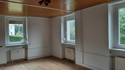 Sonnige Souterrainwohnung mit einem Zimmer, EBK, Tageslichtbad und Terrasse in Bad Herrenalb