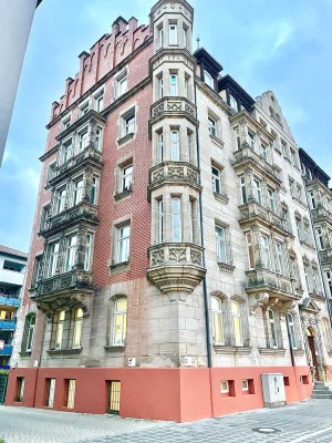 Provisionsfrei sanierte Altbauwohnung mit Balkon und Aufzug