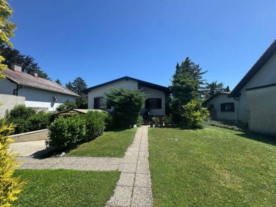 Charmanter Bungalow mit Pool, Sauna &amp; Traumgarten in Trumau