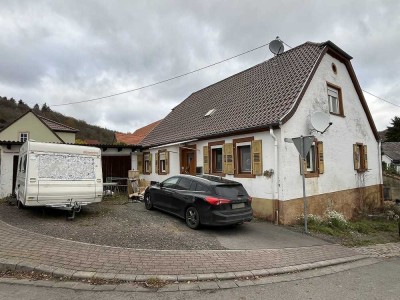 Teilrenoviertes Wohnhaus mit Scheune