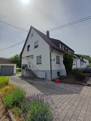 Attraktives und gepflegtes 8-Zimmer-Zweifamilienhaus in Neckartenzlingen