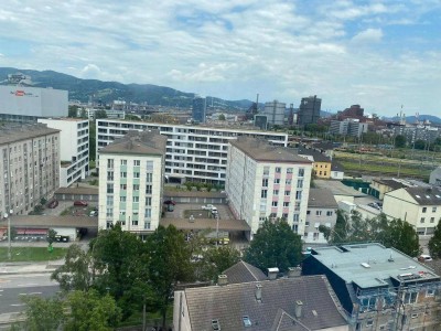 Helle 1,5-Zimmer Wohnung mit Loggia im 10. Stock