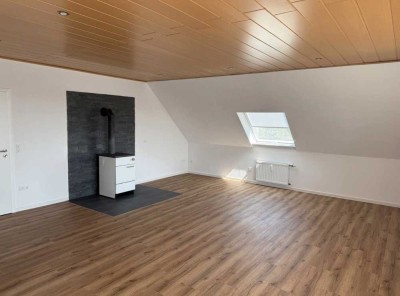 Helle frisch renovierte 2-Zimmer Dachgeschosswohnung mit Balkon in Bad Zwesten