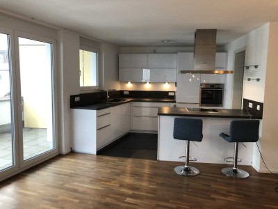 Moderne hochwertige 4-Zimmer-Wohnung mit Sonnen-Balkon, Einbauküche und TG