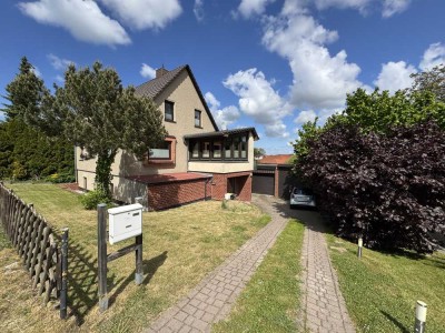 großes Einfamilienhaus mit 8 Zimmern, ca. 700 m² Grundstück, Terrasse und Balkon, Doppelgarage uvm.