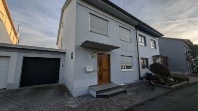 Wunderschöne Doppelhaushälfte in ruhiger, zentraler Lage mit Garage, Garten und Balkon