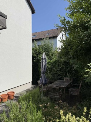 Wunderschöne 105m2 & elegante 4 Zim. Wohnung mit Küche, Garten, Garage und Stellplatz