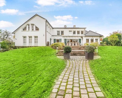 Design trifft Eleganz – Luxusvilla mit separater Wohneinheit auf Parkgrundstück