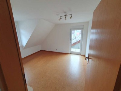 Freundliche und gepflegte 3-Zimmer-Dachgeschosswohnung mit Balkon und EBK