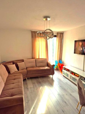 Helle und bequeme Wohnung für eine kleine Familie auch für eine WG geeignet