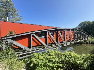 Eine Zeitkapsel der Architektur - Das rote Haus auf der Eisenbahnbrücke