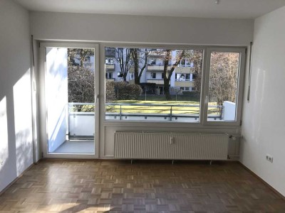Stilvolle, modernisierte 2-Zimmer-Hochparterre-Wohnung mit Balkon in Solln, München