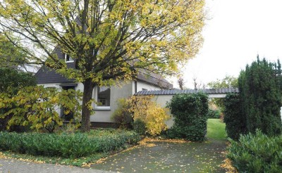 Freistehendes Zweifamilienhaus mit großem Garten, Garage und Ausbaupotenzial – provisionsfrei