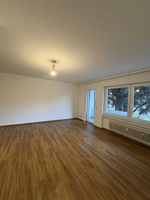 Großzügige 1 Zi.-Whg. mit Balkon (inkl. PKW-Stellplatz) in ruhiger Lage