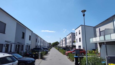 Modernes Reihenhaus auf drei Etagen mit Terrasse und Garten in Kaulsdorf