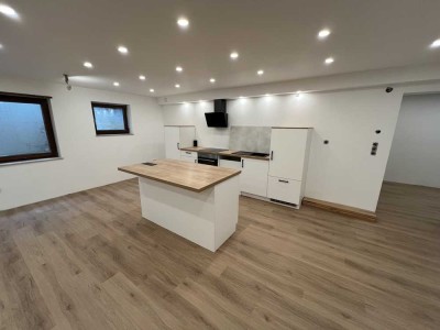 Erstbezug nach Sanierung mit Einbauküche: freundliche 4-Zimmer-Einliegerwohnung