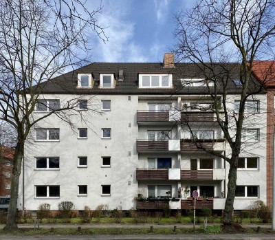 Umfassend modernisiertes 2-Zimmer Apartment - Balkon, Einbauküche, zentrale Lage