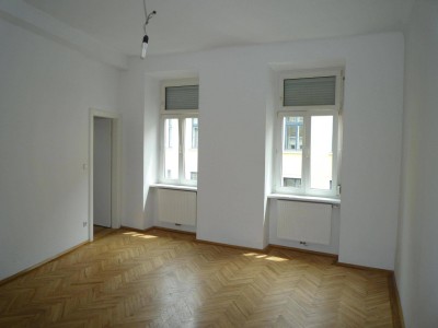 Helle 2 1/2 Zimmer, 2.Stock in Stilaltbau, U 3 Kardinal Naglplatz