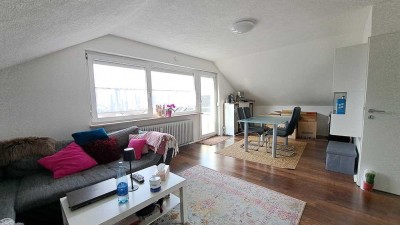 Helle, gemütliche 2 Zimmer Dachgeschosswohnung mit sonnigem Balkon!