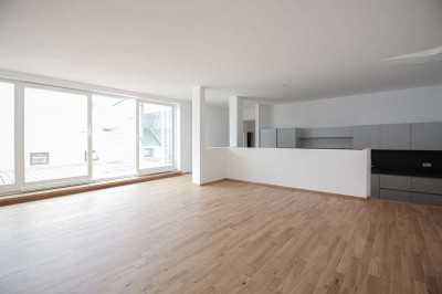 Von privat: Tolle Dachgeschosswohnung - in historischer Villa - am Wasser