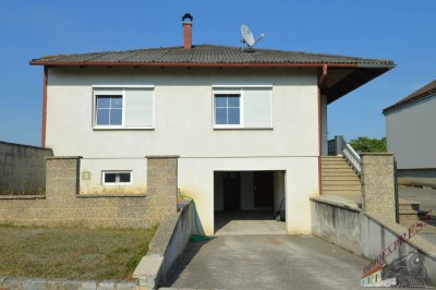 Massiver Bungalow mit Vollkeller und Garage