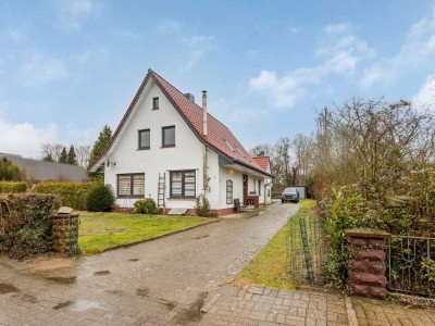 Modernisiertes Einfamilienhaus mit Kamin und großem Carport in Beverstedt-Stubben