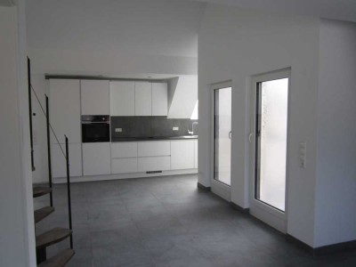 Neubau Erstbezug 2,5-Zimmer-DG-Wohnung mit Galerie und Küche sowie gehobener Innenausstattung, TOP