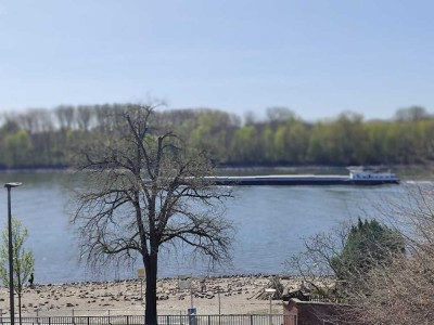 Darauf haben SIE sicher gewartet „ Wohnen mit Flair und Rheinblick“