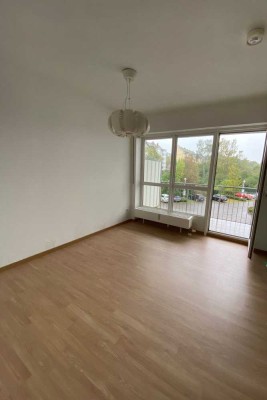 Stilvolle helle 2 Zimmer Wohnung mit EBK im 1 EG bodentiefen Fenstern & grünem Ausblick