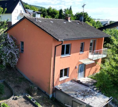 Grüne Oase: Einfamilienhaus in Ortsrandlage mit herrlichem Fernblick