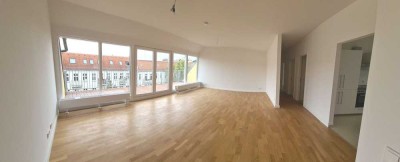 DG-Neubau aus 2020 - Hochwert. 4-Raumwohnung in Lichtenberg mit Parkett & DG-Terrasse & EBK
