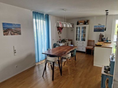 Moderne 4-Zimmer-Wohnung mit kleinem Garten