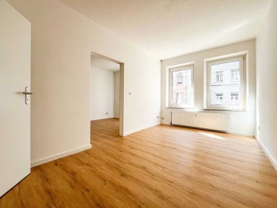 Renovierte Altbauwohnung mit Einbauküche im Herzen Gostenhofs!