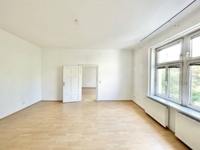 Brigittaplatz | Bezaubernde 2 Zimmer Altbau mit Potenzial &amp; Grünblick für unter €4.000/m2