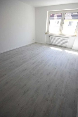 *Lichtdurchflutete 2-Zimmer-Wohnung*Bad mit Badewanne und Dusche*Balkon*