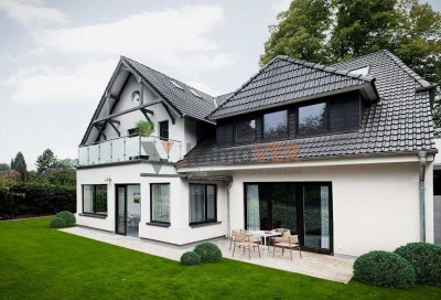 Stilvoll wohnen in historischem Ambiente: Großzügige Wohnung mit Wintergarten, Balkon und Garten