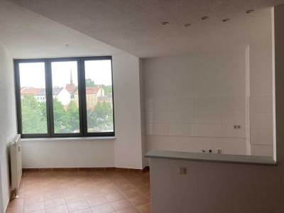 große geräumige 4-Raum-Wohnung m. kleinem Balkon u. Aufzug
