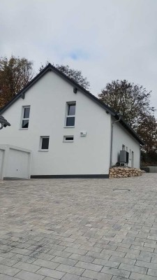 Erstbezug | attraktive DHH mit Garten und gehobener Innenausstattung (inkl. EBK) in Nittendorf