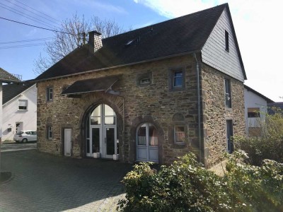 Attraktive Erdgeschosswohnung mit Terrasse und Rasenfläche in historischer Scheune