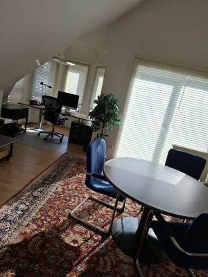 Stilvolle, gepflegte 2-Raum-Dachgeschosswohnung mit Balkon in Hofheim am Taunus