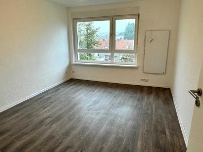 * Klein aber FEIN * DUSCHBAD mit Fenster * FRISCH RENOVIERT * Gasofen/Infrarot-Heizung * AB SOFORT *