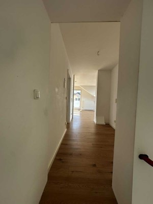 Stilvolle, neuwertige 2-Zimmer-Dachgeschosswohnung mit geh. Innenausstattung mit Balkon und EBK