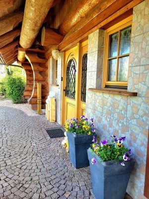 Imposantes Naturstammhaus mit großem Garten     !!!Verkauf ohne Provision!!!