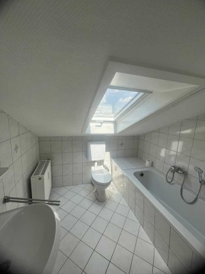helle, renovierte Dachgeschosswohnung zu vermieten