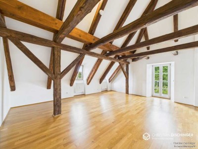 Außergewöhnliche Dachgeschosswohnung in denkmalgeschütztem Bauernhof – hochwertig saniert, sofort be