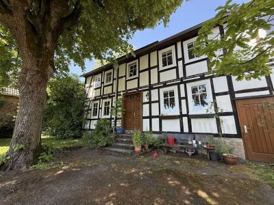 Idyllisches Fachwerk-Bauernhaus mit großem Garten und zwei Ferienwohnungen in der Nähe des Edersees