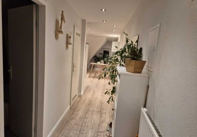 Möblierte, moderne 2-Zimmer-Dachgeschosswohnung in Hannover-List, 66m²