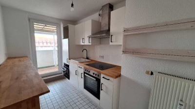 Geräumige Wohnung mit Balkon und EBK in belebter Lage!