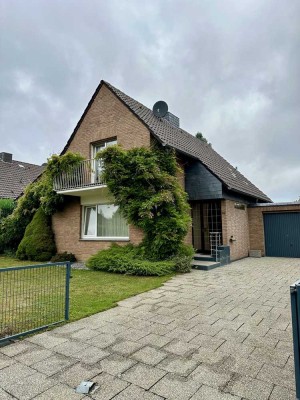 Einfamilienhaus mit großem Grundstück in Mönchengladbach-Wickrathberg